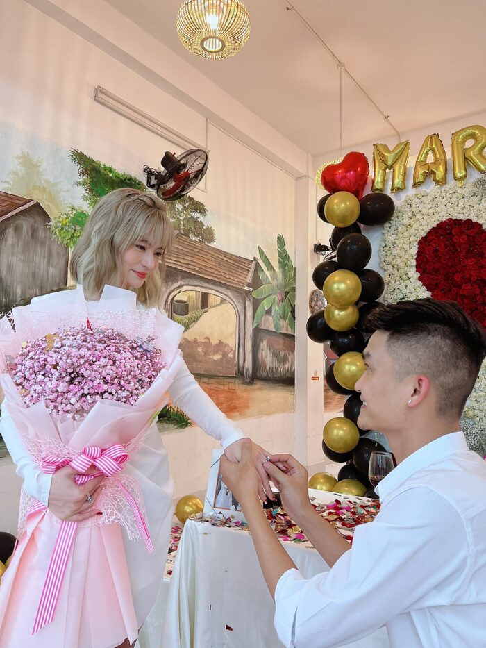 Thảo Vy đã không thể giấu khỏi sự xúc động khi được chồng cầu hôn, một chi tiết đã thu hút sự chú ý của dân tình chính là chiếc nhẫn được đính hạt kim cương vô cùng nổi bật