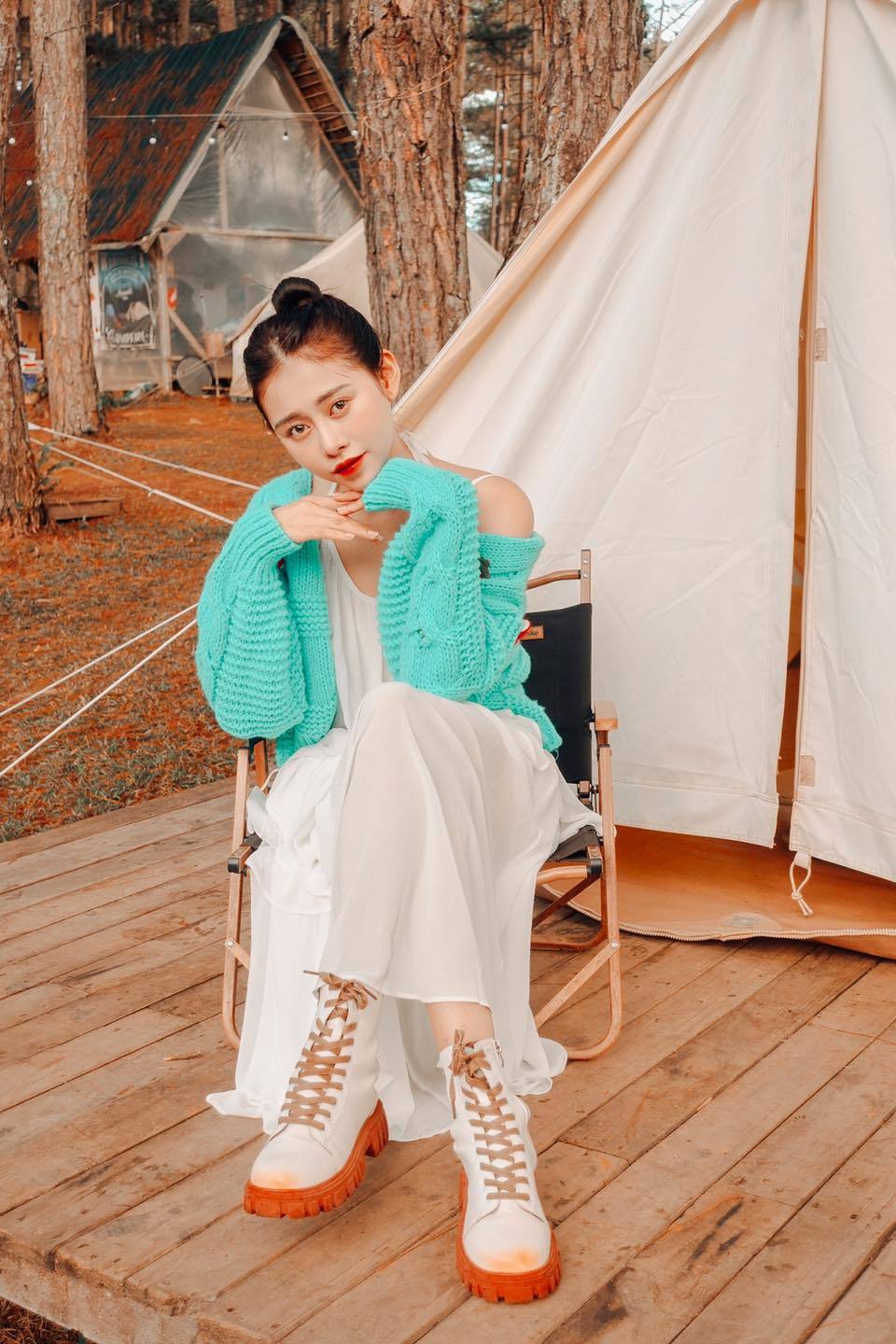 Bàn về bí quyết thành công của Việt Phương Thoa không thể không nhắc đến những nét diễn khôi hài, hóm hỉnh. Hot girl rất biết chiều lòng khán giả khi sản xuất đa dạng nội dung từ review ăn uống, vui chơi đến diễn hài, lồng tiếng.