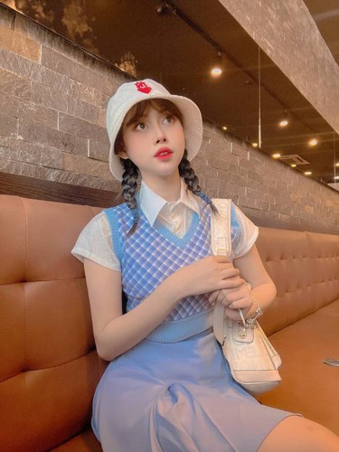 Lúc đó mình chỉ mong đỡ đần ba mẹ, giúp ba mẹ có cuộc sống tốt hơn, xây nhà cho ba mẹ, trả nợ cho ba mẹ. Và bây giờ, ngoài thực hiện được những điều đó ra, mình còn thưởng cho bản thân 1 căn nhà ở Sài Gòn ở tuổi 23.