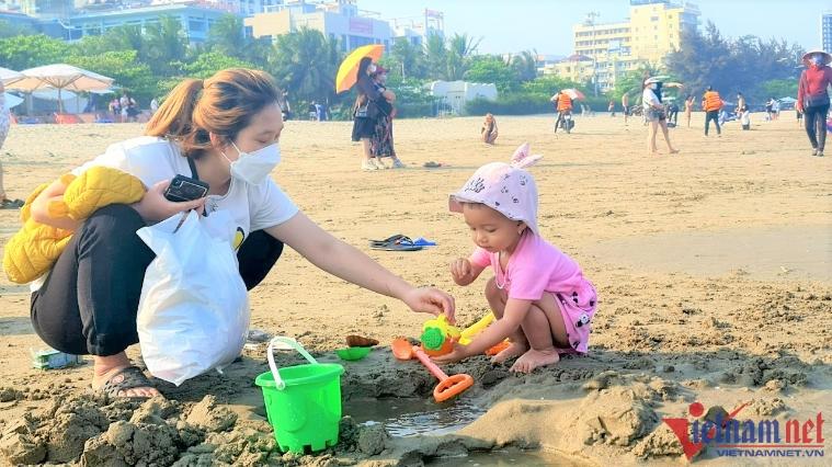 Du khách thích thú chụp ảnh