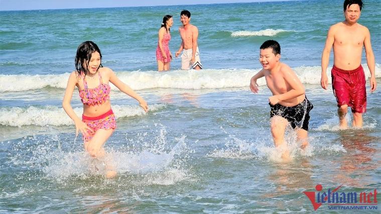 Du khách thích thú khi đến với biển Sầm Sơn 
