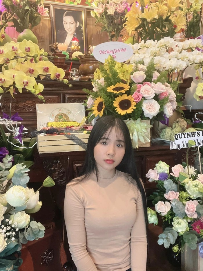 Quỳnh Trang có chia sẻ đầy xúc động trong ngày sinh nhật mẹ nuôi.