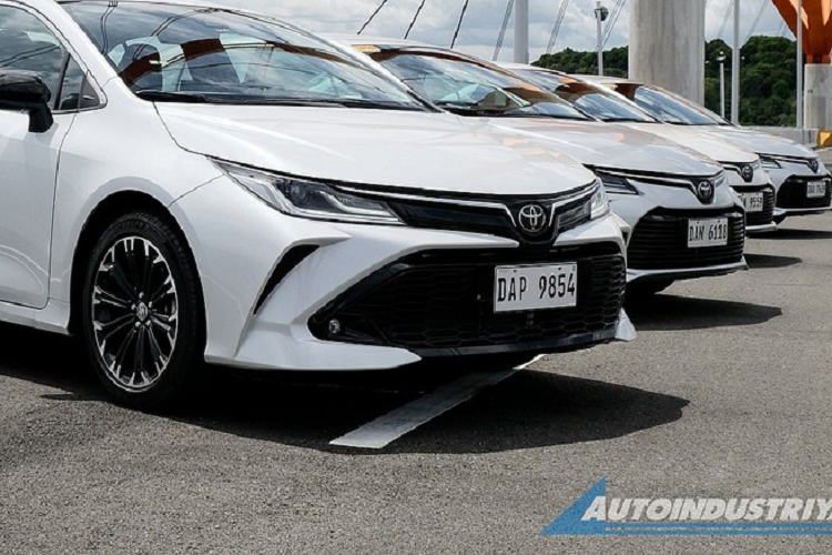 Ngoài ra, xe còn có màn hình thông tin giải trí dạng cảm ứng 8 inch, hỗ trợ kết nối Bluetooth, Android Auto, Apple CarPlay và cổng USB. Cuối cùng là hệ thống âm thanh 6 loa. Nằm bên dưới nắp ca-pô của Toyota Corolla Altis GR Sport 2022 ở thị trường Philippines vẫn là động cơ xăng Dual VVT-i 4 xi-lanh, dung tích 1.6L, sản sinh công suất tối đa 121 mã lực tại tua máy 6.000 vòng/phút và mô-men xoắn cực đại 153 Nm tại tua máy 5.200 vòng/phút. Động cơ kết hợp với hộp số biến thiên vô cấp CVT.