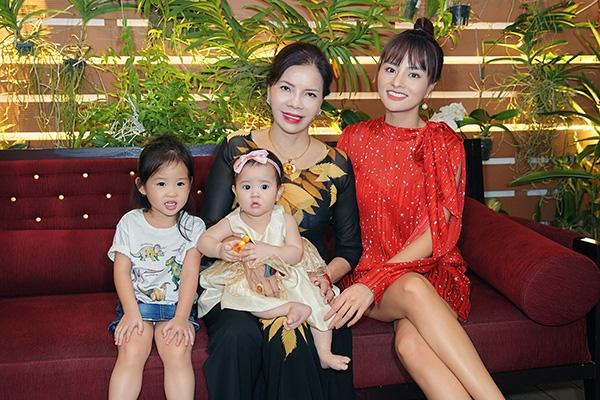 Vũ Thu Phương và mẹ.