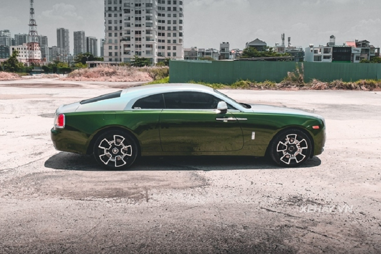 Chiếc Rolls-Royce Wraith đời 2015 này được trang bị động cơ W12 tăng áp kép, dung tích 6.6L, công suất tối đa 624 mã lực, mô-men xoắn 800Nm.