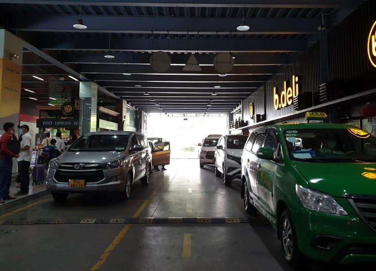 Hiện nay, phía Cảng hàng không đã yêu cầu các hãng xe vận tải lưu ý theo dõi tần suất khai thác, sắp xếp, bố trí xe về sân bay đón khách đầy đủ, kịp thời