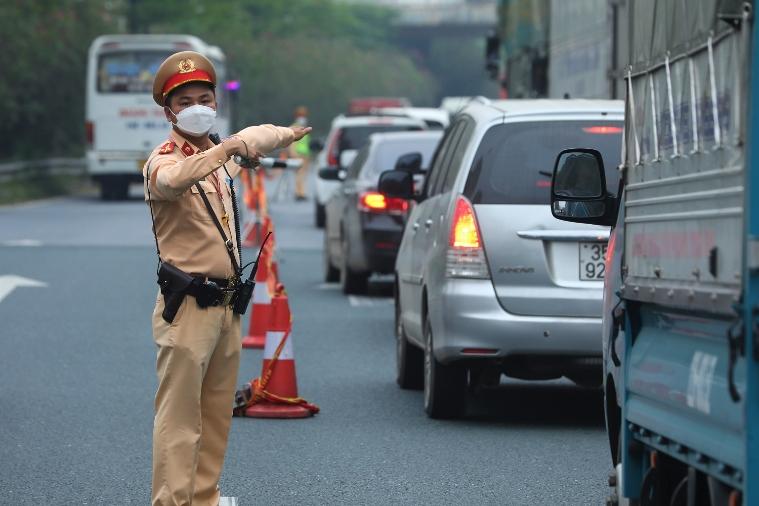 Lực lượng CSGT lập hàng rào, phân làn trên cao tốc