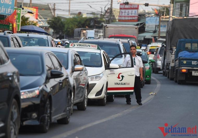 Nam tài xế taxi bất lực trước cảnh ùn tắc không lối thoát 