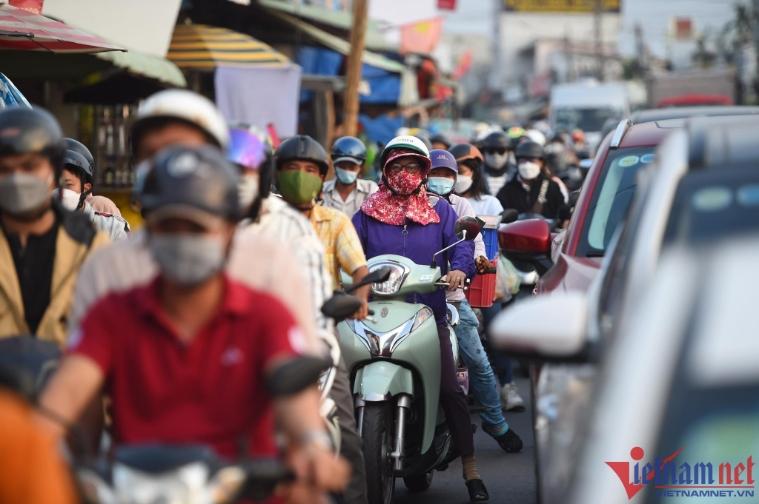 Ngày cuối kỳ nghỉ lễ, người dân trở lại TP.HCM quá đông gây áp lực lớn lên hệ thống giao thông 