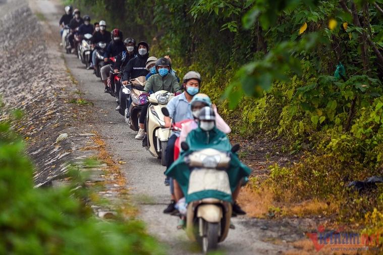 Người đi xe máy vượt mương Yên Sở để thoát tắc