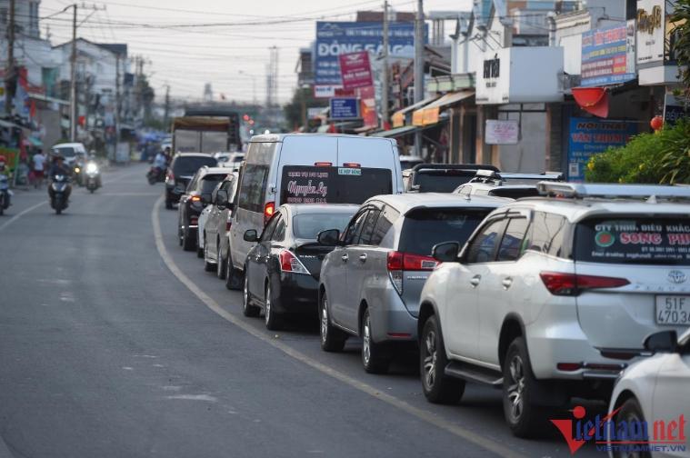 Phà Cát Lái (phía huyện Nhơn Trạch, Đồng Nai), ô tô xếp hàng dài để chờ qua phà