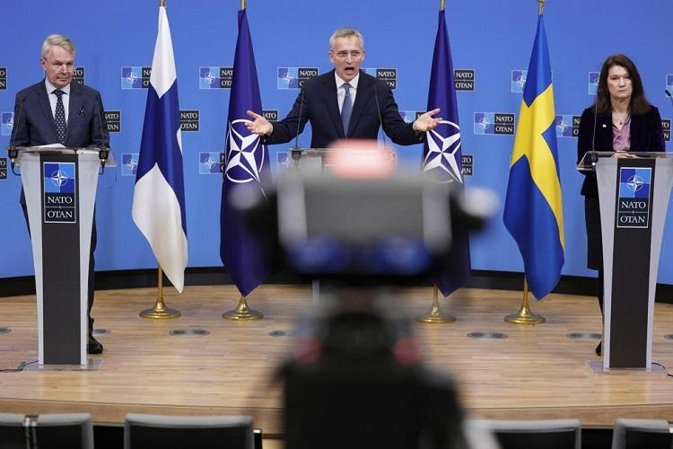 Tổng thư ký NATO Jens Stoltenberg cùng Ngoại trưởng hai nước Thụy Điển và Phần Lan. Ảnh: AP