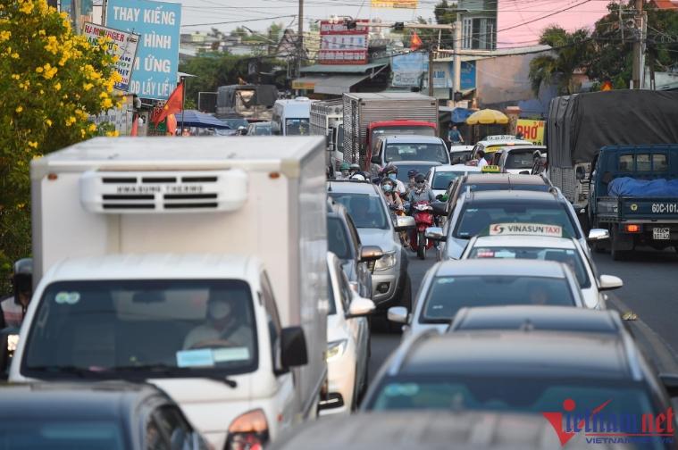 Từ đầu giờ chiều tuyến đường dẫn vào phà đã xảy cảnh ô tô, xe máy xếp hàng dài