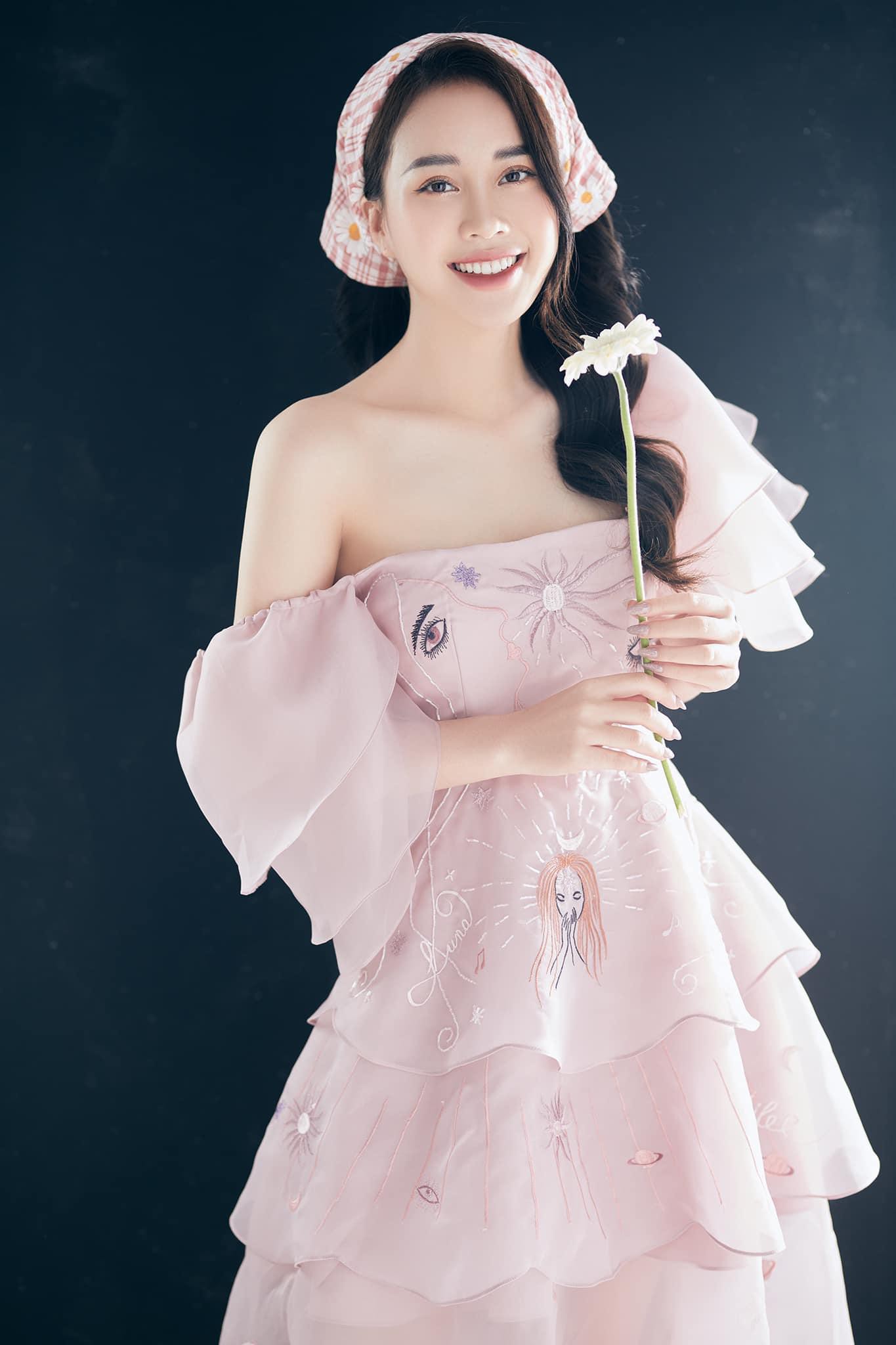 Trước đó, Mai Phương từng đăng tải một số hình ảnh diện đồ bơi nhưng với thiết kế áo dài tay và quần đùi.