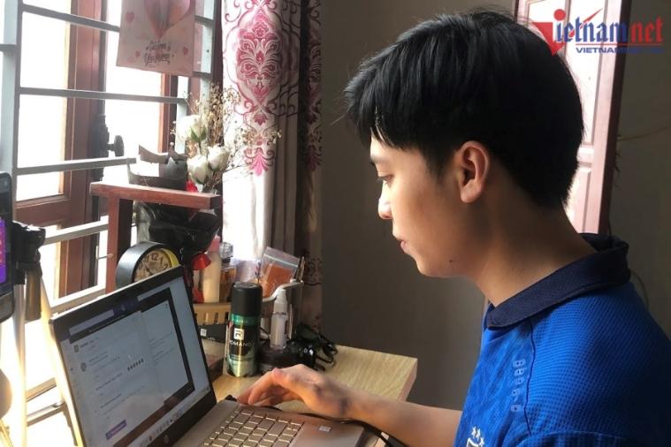 Góc học tập của Tiến Anh ở phòng trọ tại Hà Nội