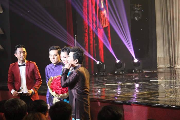 Như Quỳnh tặng hoa cho em trai trong liveshow.