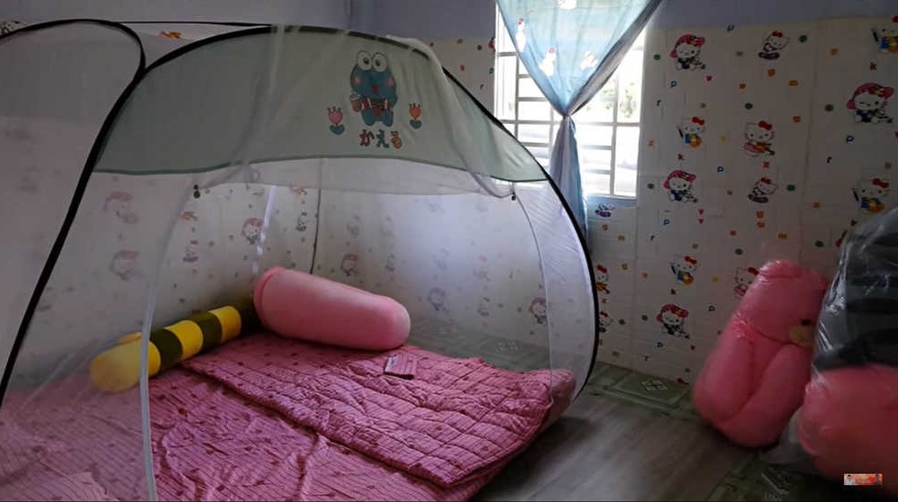 Ngày hôm nay căn nhà cũng sửa xong và phải dọn nhà căn nhà cũ để đến căn nhà mới. Vì căn nhà này có nhiều kỉ niệm nhưng nó là căn nhà rất bất tiện, Sang giờ lớn rồi, cũng có vợ và em bé nên không thể ở mãi đây được. Nên hôm nay phải tạm biệt nó để đến nơi khác.