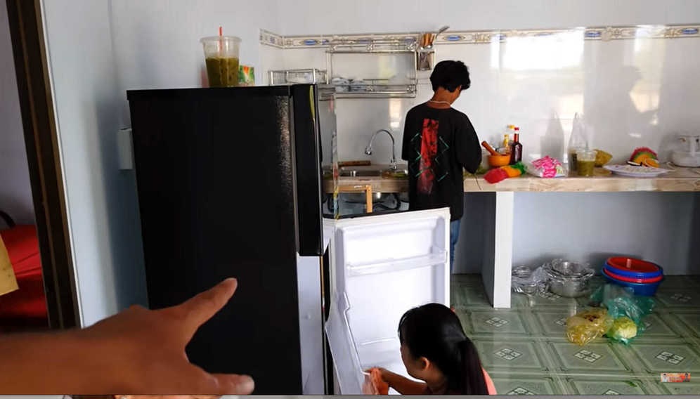 Căn nhà mới của Sang Vlog được sửa lại từ căn nhà cũ đã xây dựng trước đó trên 1 miếng đất khá rộng rãi. Vì chỉ sơn sửa lại nên trên bức tường còn một số chỗ bị nứt.