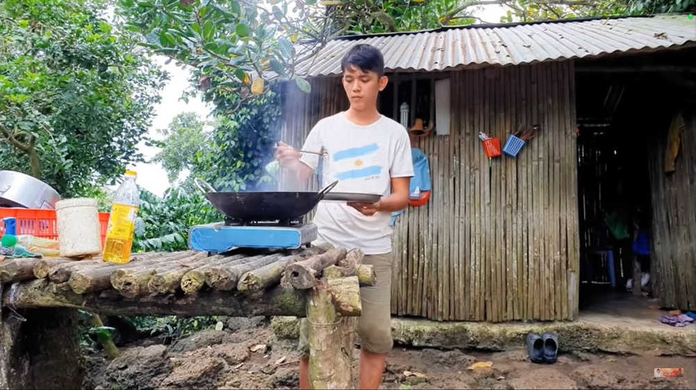 Trong video, Sang Vlog đã chia sẻ lại khung cảnh của căn nhà tranh dột nát trước kia và sau khi tu sửa lại. Thời điểm còn khó khăn, căn nhà lụp xụp tới nỗi giường chẳng có mà ngủ.