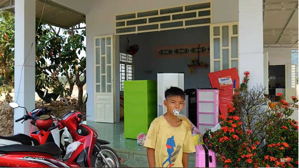 Những ngày trời mưa, nước dột vào nhà khiến mọi thứ nhà Sang Vlog đều bị ướt. Lúc đó, anh xấu hổ tới nỗi không dám mời bạn bè tới nhà mình vì quá khó khăn.