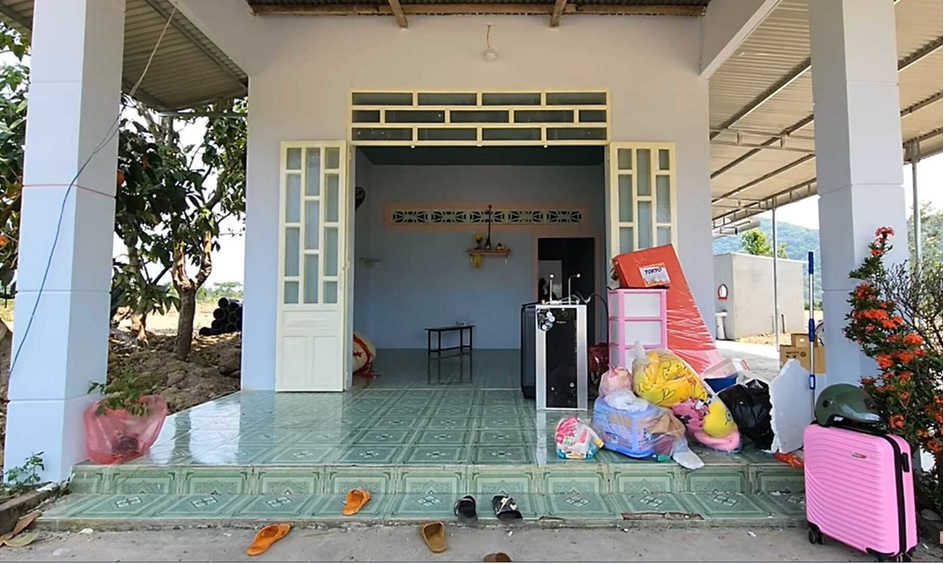 Sau quá trình dài làm việc chăm chỉ, Sang Vlog đã mua và sơn sửa căn nhà khang trang hơn để làm quà cho mẹ và vợ. Căn nhà mới được xây dựng tại mảnh đất khác hoàn toàn và cách xa nhà cũ trước đây.