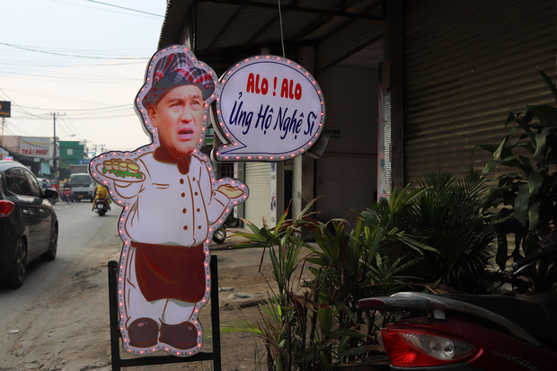 Tấm bảng hiệu trước cửa quán bánh bèo nghệ sĩ Duy Phương