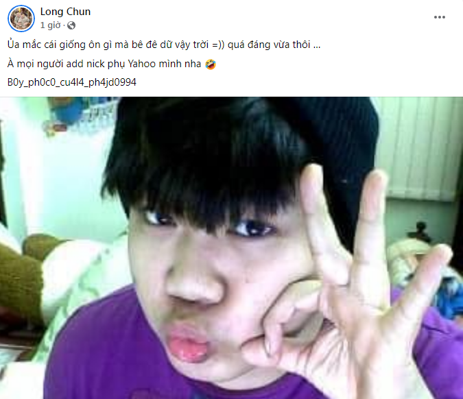 TikToker Long Chun làm hành động chụp ảnh 