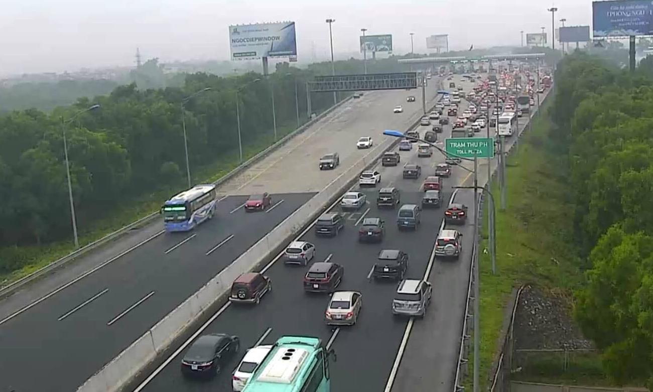 Dịp cao điểm Giỗ Tổ Hùng Vương vừa qua, dù bố trí các làn hỗn hợp và làn một dừng nhưng cao tốc Hà Nội - Hải Phòng vẫn xảy ra tình trạng ùn ứ kéo dài (Ảnh: Thành Trung)