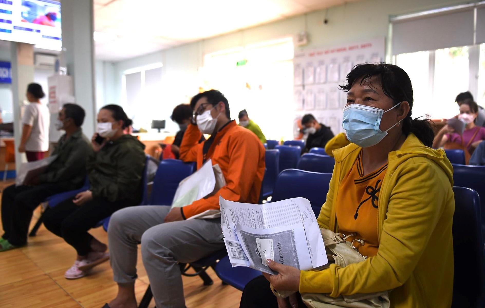 Mệt mỏi chờ rút BHXH vì quá đông. Ảnh: Thanh Tùng