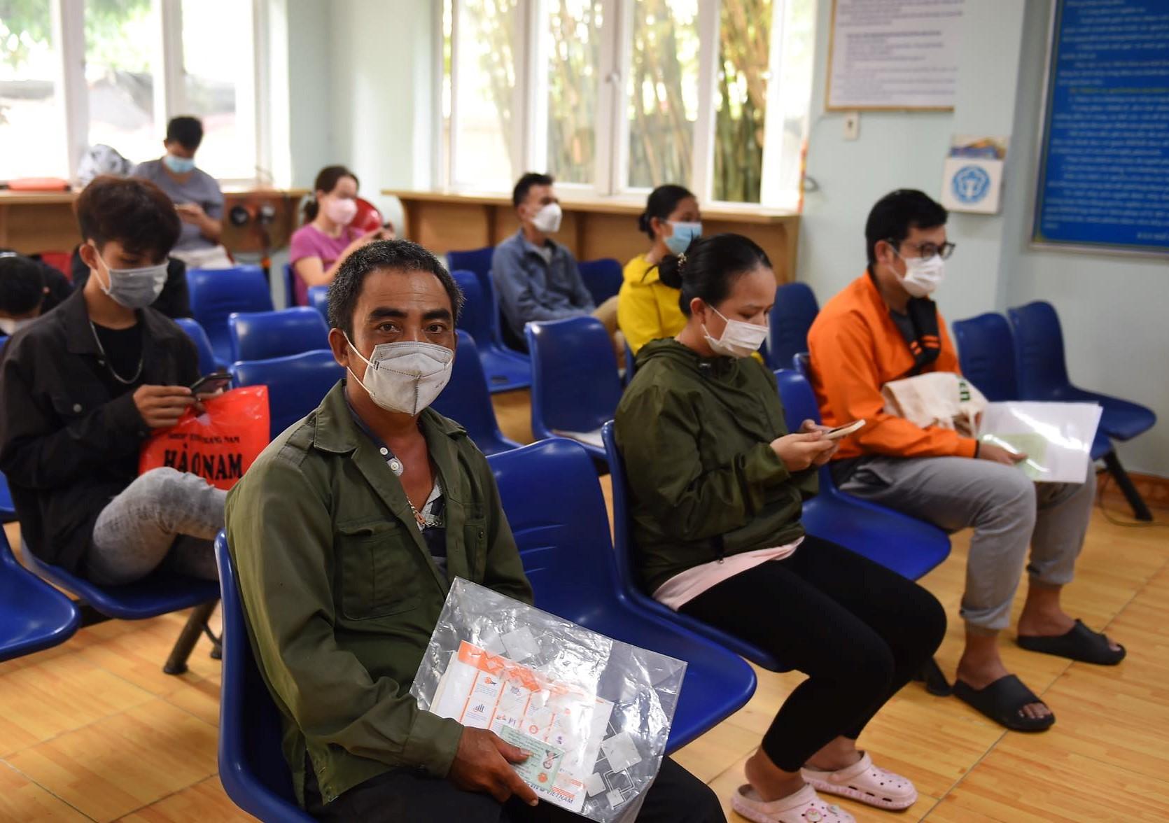 Người lao động đang chờ đến lượt vào nhận tiền BHXH một lần. Ảnh: Thanh Tùng