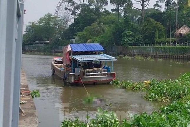 Lực lượng công an nhờ hỗ trợ một ghe tàu của người dân để dễ dàng vớt thi thể