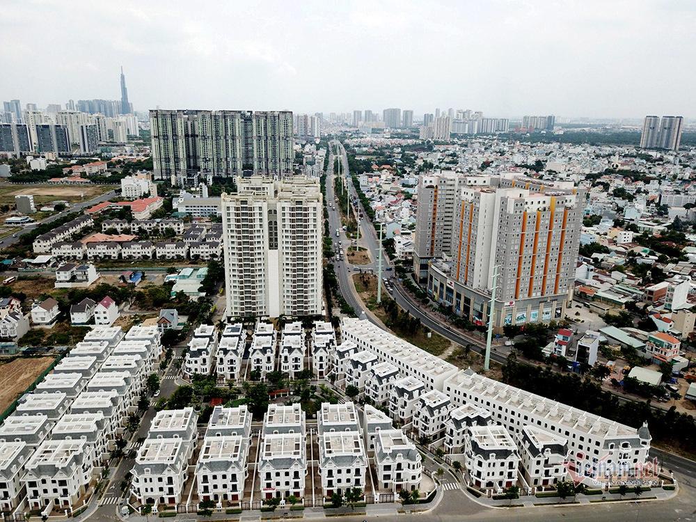 Hiện nay, TP.HCM gần như không thể tìm ra dự án nhà ở thương mại có mức giá dưới 30 triệu đồng/m2. Giá đất tăng quá cao khiến cho phần lớn người lao động, người có thu nhập mức trung không thể mua nhà