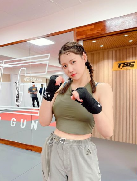 Khác hoàn toàn với những cô gái khác, người đẹp xứ Hàn này lại sở hữu thân hình khá mũm mĩm, vóc dáng khá đầy đặn, khỏe khoắn nhưng không kém phần gợi cảm.