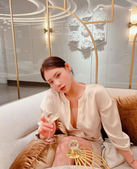 Cô thường xuyên khiến fans trầm trồ khi khoe khéo vóc dáng nóng bỏng.