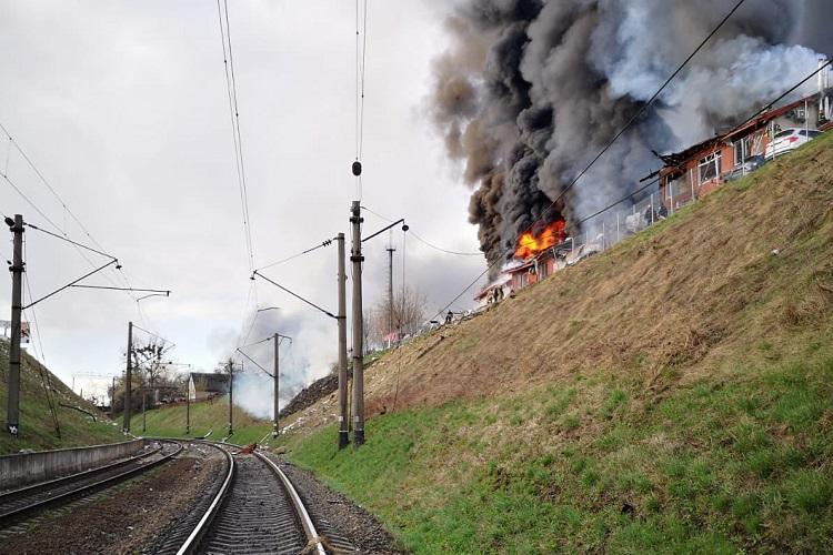 Một khu vực thuộc Lviv, Ukraine bị trúng tên lửa. Ảnh: Alexander Kamyshin/ Twitter