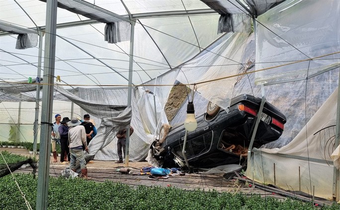 Người dân phát hiện chiếc xế hộp gặp nạn và 2 người đàn ông bị đa chấn thương.