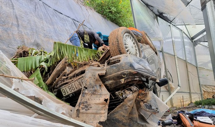 Xế hộp gặp nạn rơi từ độ cao hơn 30 m nên bị hư hỏng và biến dạng.