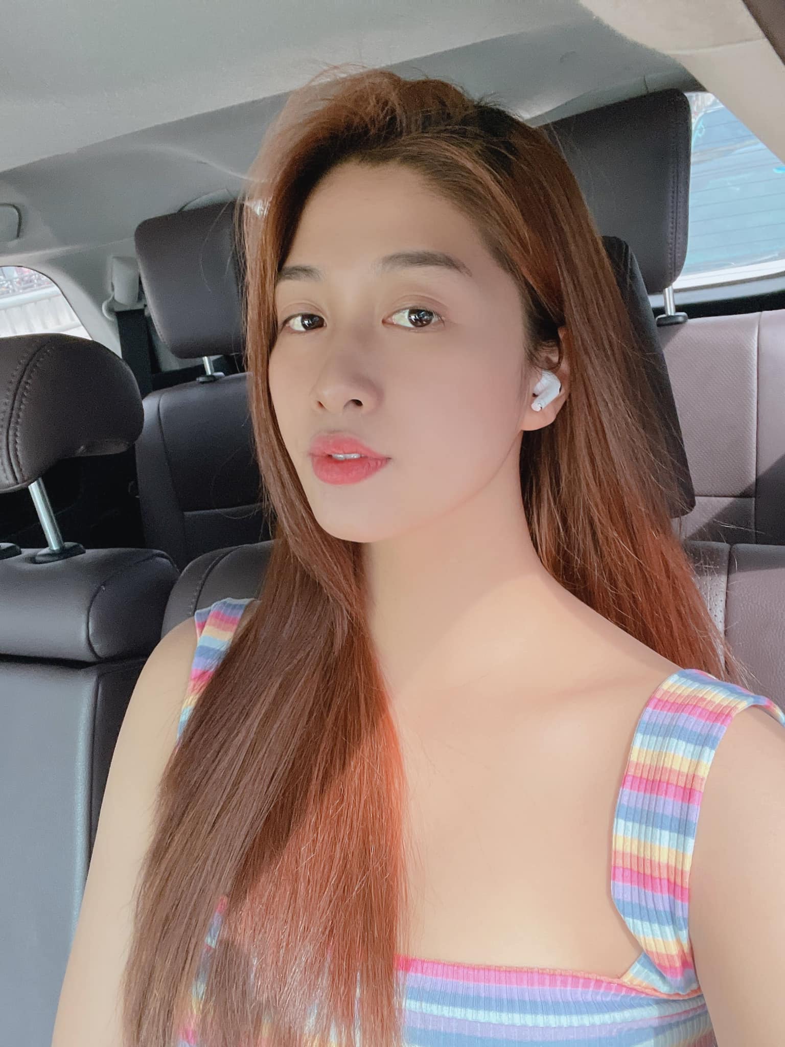 Ngoài vai trò của một tiếp viên hàng không, Vân Ly còn học thêm MC và làm kinh doanh.