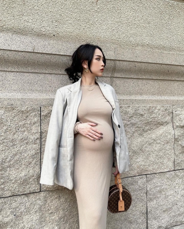 Khoảnh khắc ghi lại, nữ rich kid để lộ bụng to tướng trong chiếc đầm bó sát, bên ngoài khoác thêm chiếc áo vest, tay xách túi hiệu.