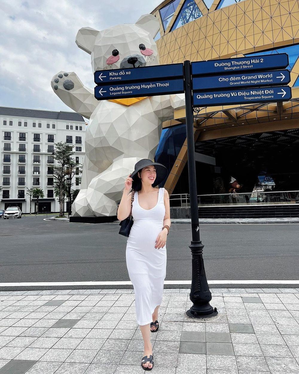 Thời gian qua, ái nữ nhà Minh Nhựa - Joyce Phạm gây chú ý khi liên tục xuất hiện trong những bộ ảnh bầu bí tập 2 ở tuổi 23.