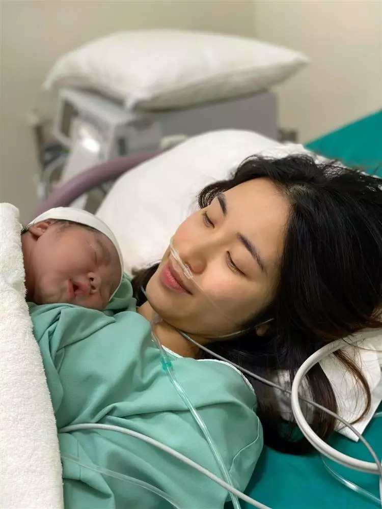 Hòa Minzy công khai hình ảnh thời điểm sinh nở bé Bo.