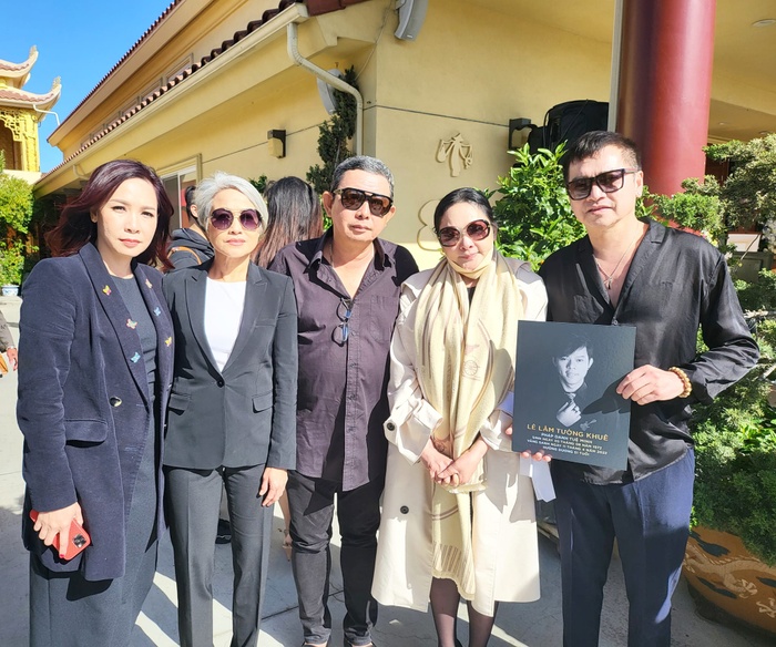 Nghệ sĩ Quang Minh (bìa phải) tại lễ tiễn đưa em trai Như Quỳnh.