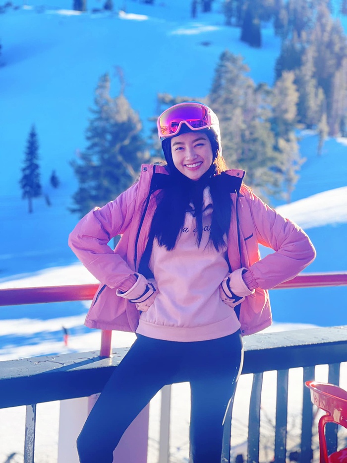 Nhân dịp Tết dương lịch, Trúc Diễm đã vui vẻ khoe khoảnh khắc đi trượt tuyết