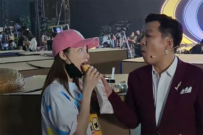 Cặp đôi liên tục đút thức ăn cho nhau.