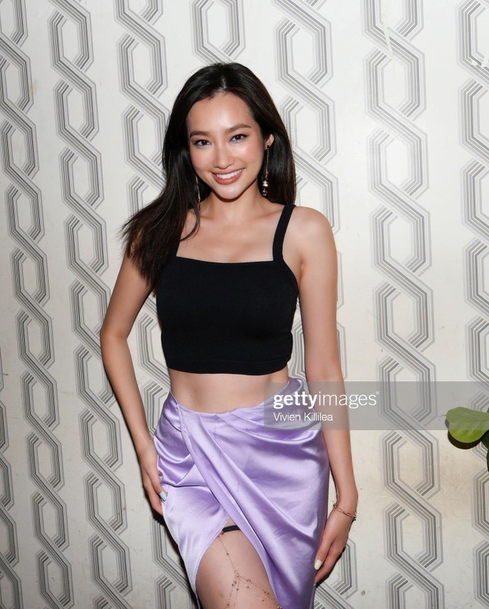 Hiện tại cô đang tận hưởng cuộc sống độc thân bên bạn bè ở trời Tây