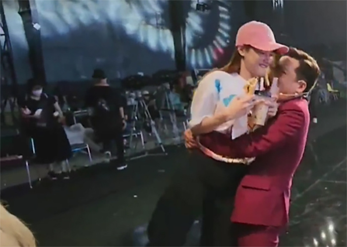 Trường Giang bất ngờ ôm chàm lấy bà xã.