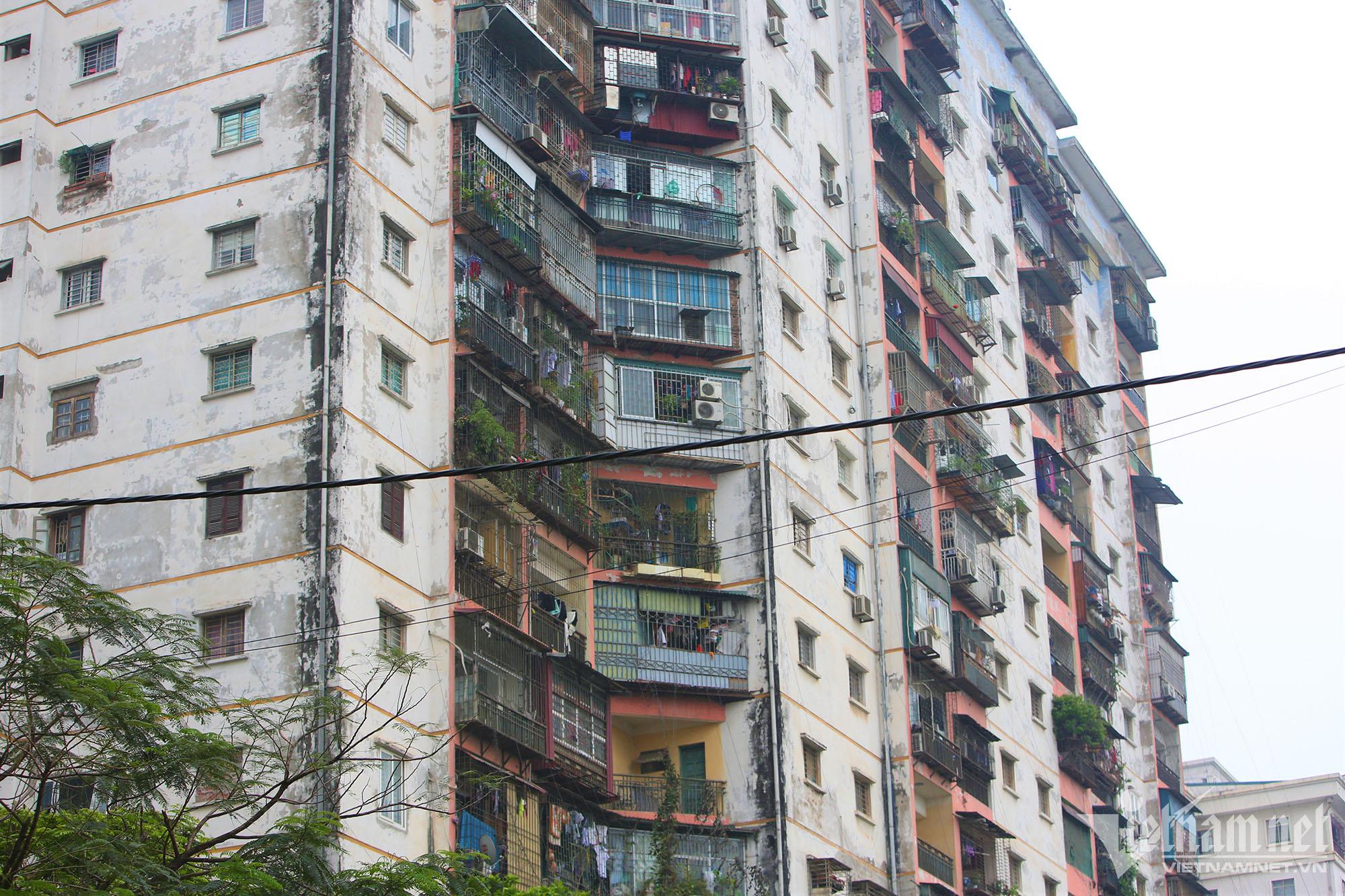 Tại Khu đô thị Đền Lừ 2 (Hoàng Mai) có hàng loạt chung cư mới lắp 