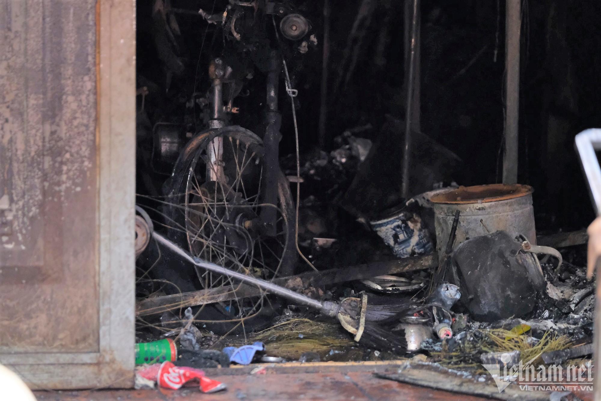 Xe máy, bếp và nhiều vật dụng bị cháy ở tầng 1 đã bít kín lối ra vào của căn nhà