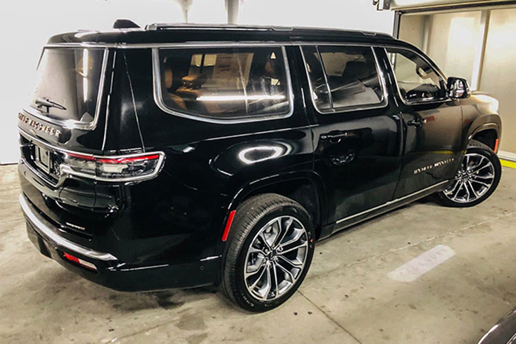Ngoài ra, mẫu xe SUV Jeep Grand Wagoneer 2022 mới này còn có thêm động cơ V8, dung tích 6.4 lít với công suất tối đa 471 mã lực và mô-men xoắn cực đại 617 Nm. Xe đi kèm hộp số tự động 8 cấp.