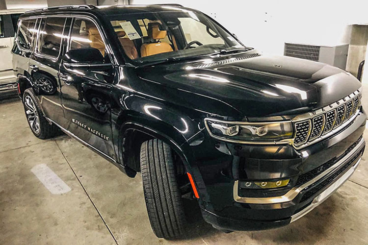 Khi mua Jeep Wagoneer, khách hàng có thể chọn 1 trong 3 hệ dẫn động 4 bánh toàn thời gian là Quadra-Trac I, Quadra-Trac II với hộp số phụ 2 cấp hoặc Quadra-Drive II với khóa vi sai chống trượt điện tử phía sau. 2 hệ dẫn động Quadra-Trac II cũng như Quadra-Drive II mang đến những chế độ lái như Auto, Sport, Rock, Snow và Sand/Mud cho xe. Video: Giới thiệu chi tiết Jeep Grand Wagoneer hoàn toàn mới.